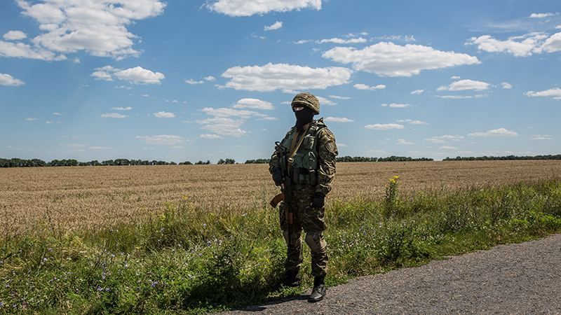 Обстрелы на Донбассе не прекращаются: один боец погиб, многие ранены