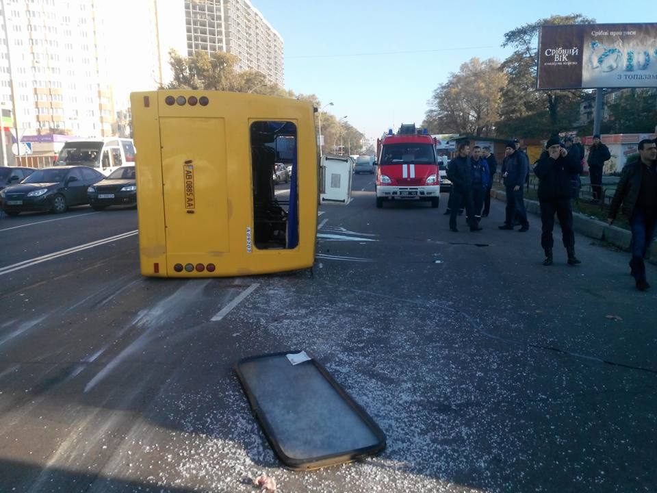 Маршрутка с пассажирами перевернулась на бок на Киевщине Маршрутка с пассажирами перевернулась на бок на Киевщине