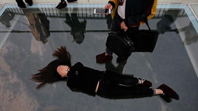 Появилось видео с испуганными туристами на стеклянном мосту Появилось видео с испуганными туристами на стеклянном мосту