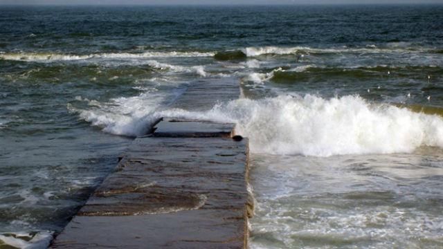 Сильный ветер сдул одесситку в море