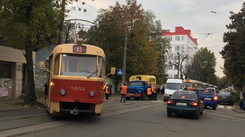 Трамвай протаранив стовп у Києві 
