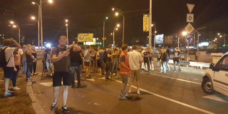 Автомобиль наехал на протестующих в Киеве Автомобиль наехал на протестующих в Киеве