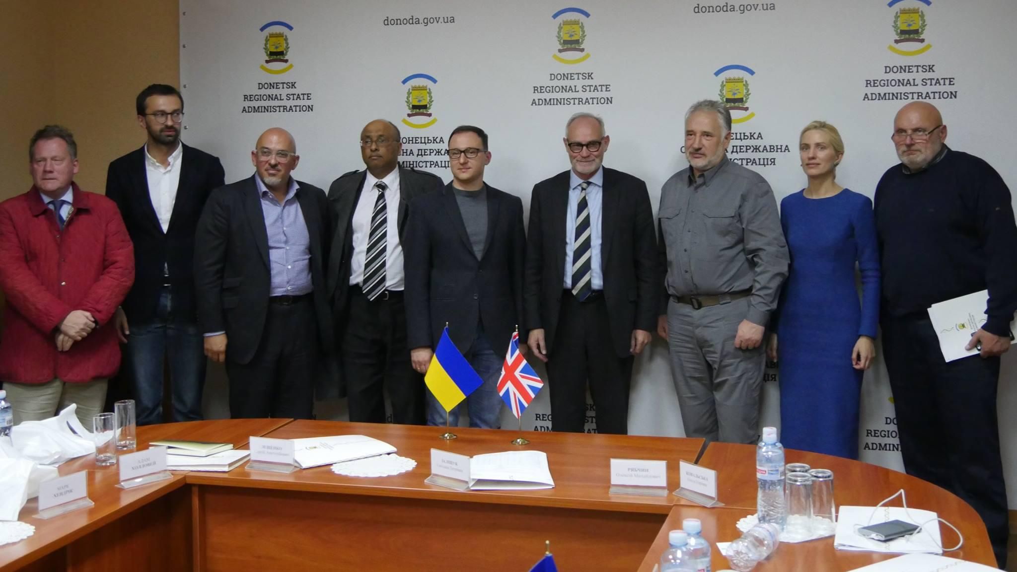 Охоплений війною Донбас відвідала делегація з Великобританії Охоплений війною Донбас відвідала делегація з Великобританії