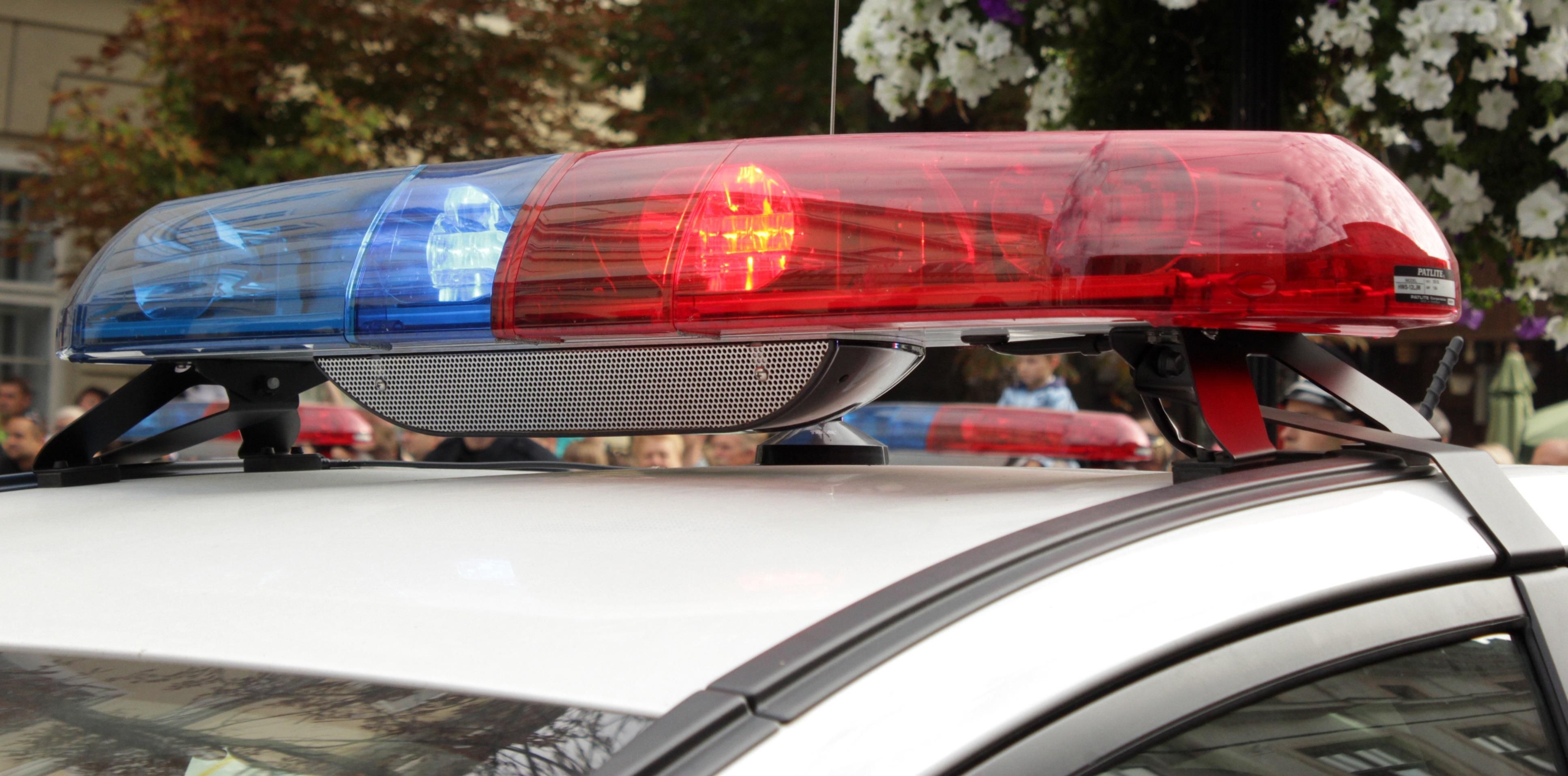 Поліцейський збив двох дівчат на пішохідному переході Поліцейський збив двох дівчат на пішохідному переході