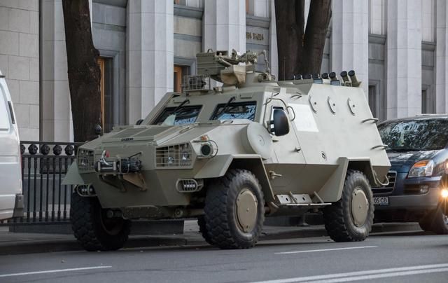 Біля Верховної Ради чатує броньовик Біля Верховної Ради чатує броньовик