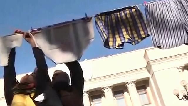 Активісти під Радою порівняли чиновників із трусами