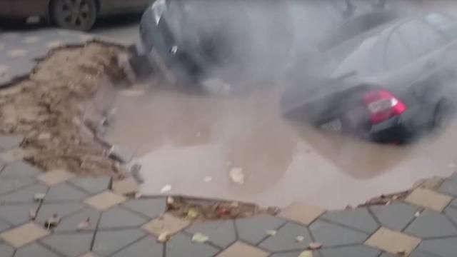 В России машины сварились в кипятке из-за прорыва теплотрассы: появилось видео