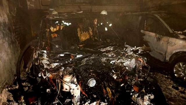 Дві елітні машини вщент згоріли у Києві