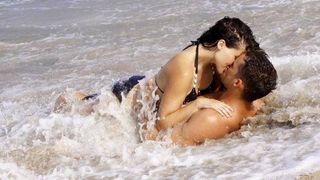 Голая пара занялась сексом в море на глазах у отдыхающих: видео (18+)