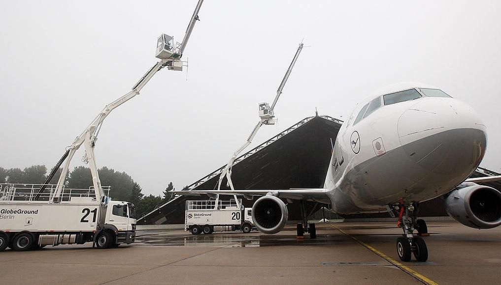 Самолет, летевший в Москву, насквозь прожгла молния Самолет, летевший в Москву, насквозь прожгла молния