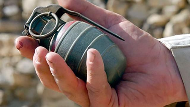 П'яний чоловік кинув вибухівку в групу людей: є поранені П'яний чоловік кинув вибухівку в групу людей: є поранені