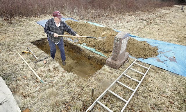 В России должников заставляют рыть могилы и убирать кладбища В России должников заставляют рыть могилы и убирать кладбища