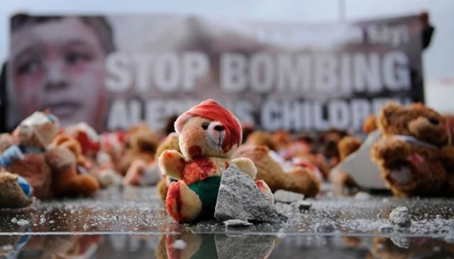 Путина в Берлине встречают с игрушками в крови Путина в Берлине встречают с игрушками в крови