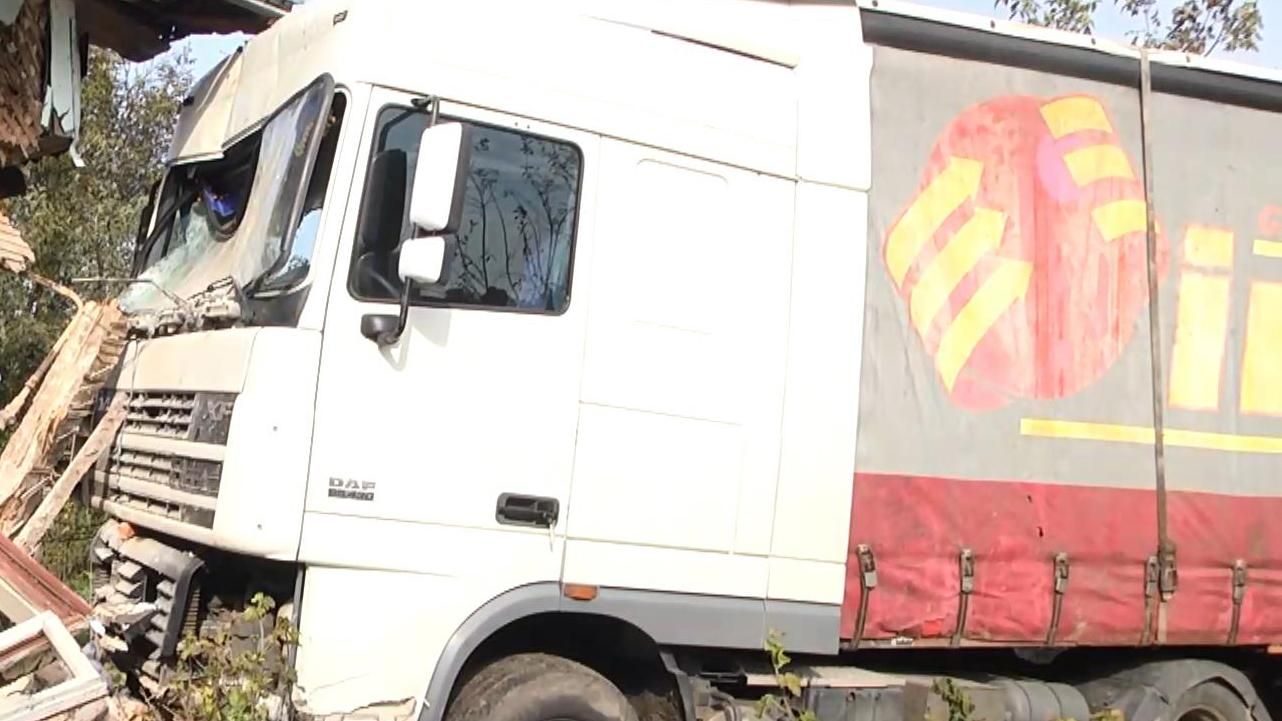 Грузовик слетел с дороги и протаранил дом на Львовщине Грузовик слетел с дороги и протаранил дом на Львовщине