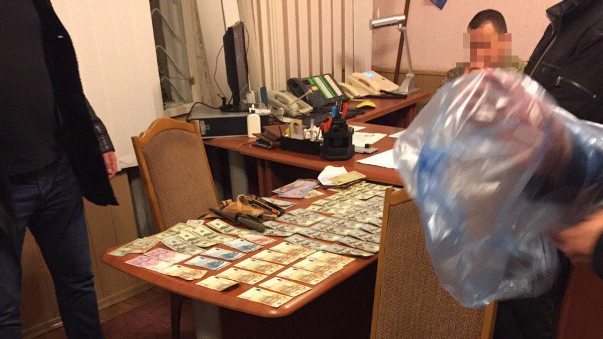 Військового комісара затримали на чималому хабарі Військового комісара затримали на чималому хабарі