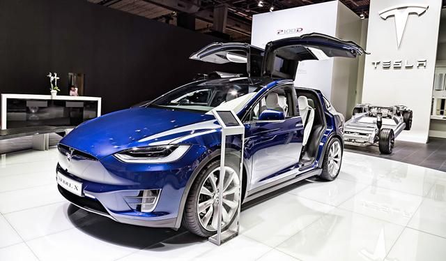 Tesla запустила выпуск автомобилей с полноценным автопилотом Tesla запустила выпуск автомобилей с полноценным автопилотом