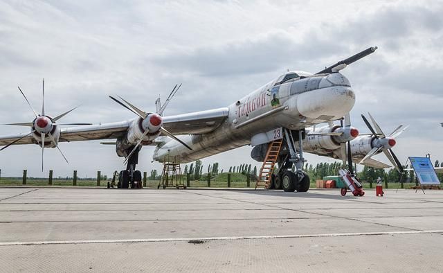 Бомбардувальник спалахнув на аеродромі в Росії Бомбардувальник спалахнув на аеродромі в Росії