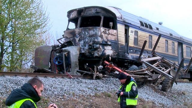 Столкновение лесовоза с поездом: появились жуткие фото и видео Столкновение лесовоза с поездом: появились жуткие фото и видео
