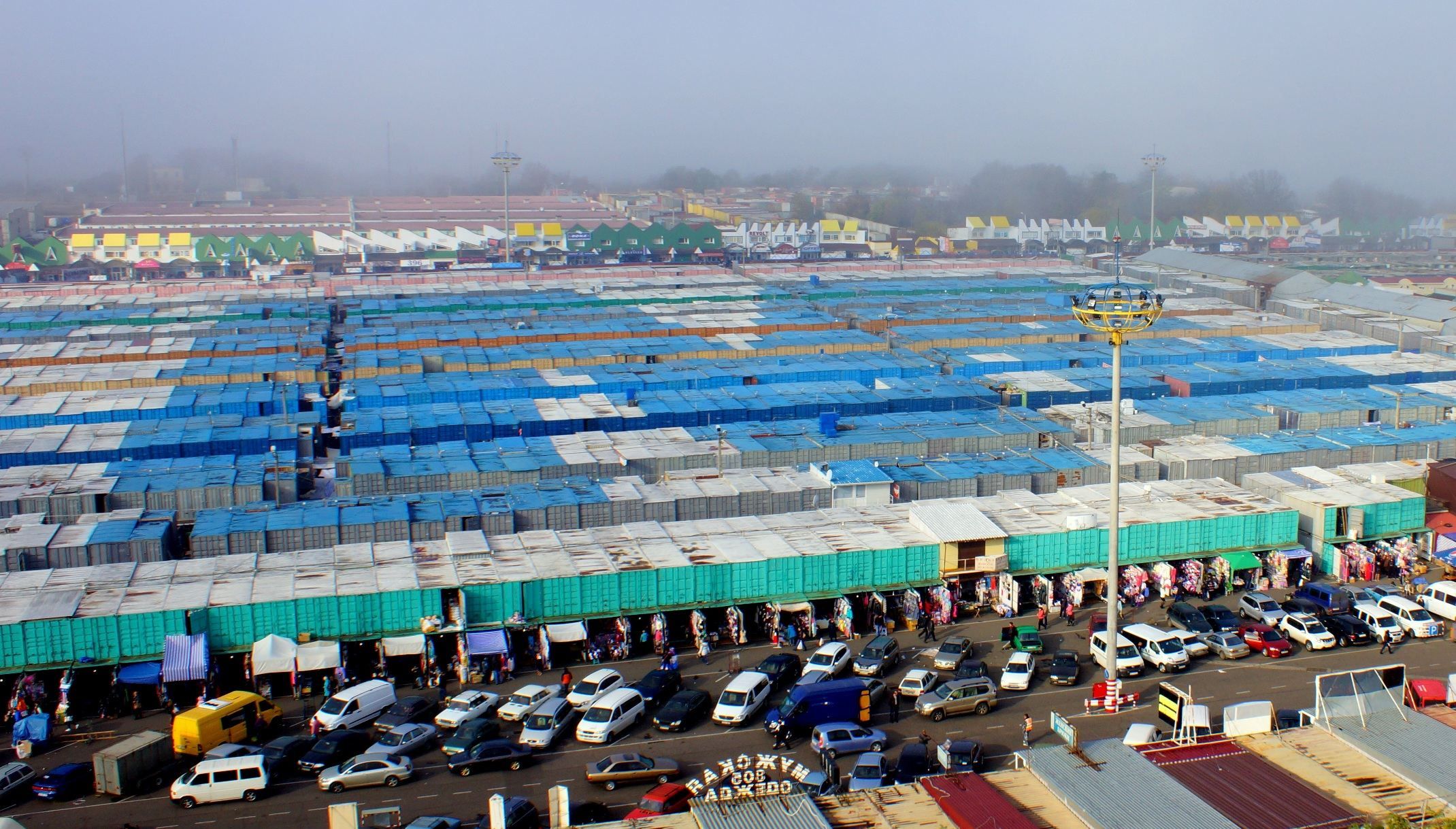 На складах ринку "7-ий кілометр" під Одесою тривають обшуки На складах ринку "7-ий кілометр" під Одесою тривають обшуки