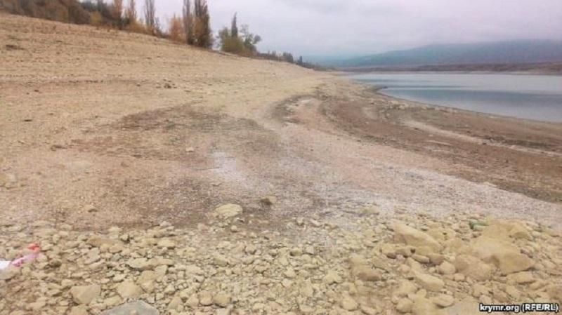 Появились красноречивые фото обмелевшего водохранилища в Крыму Появились красноречивые фото обмелевшего водохранилища в Крыму