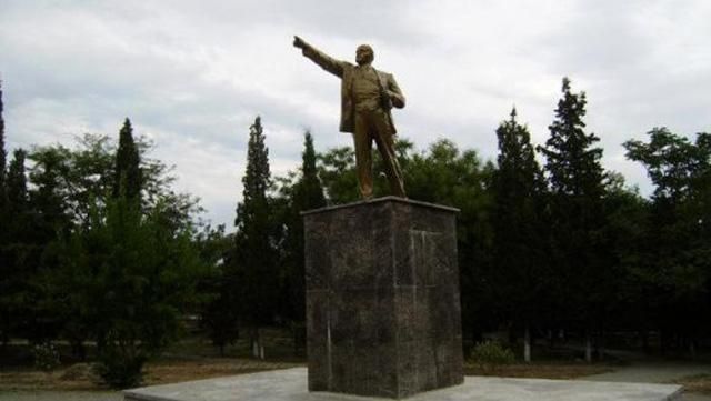 В оккупированном Крыму снесли памятник Ленину