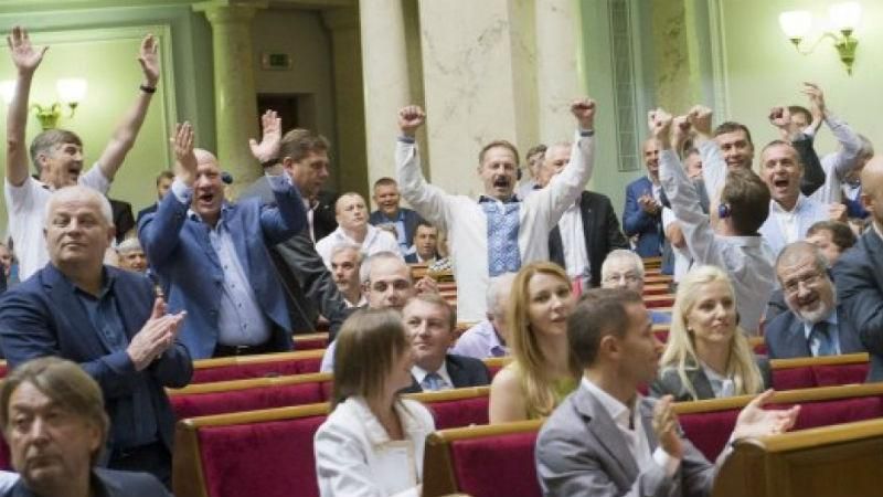 Хто з депутатів проголосував за суттєве збільшення своїх зарплат – поіменний список Хто з депутатів проголосував за суттєве збільшення своїх зарплат – поіменний список