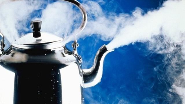 Со стены многоэтажки бил фонтан горячей воды во Львове Со стены многоэтажки бил фонтан горячей воды во Львове