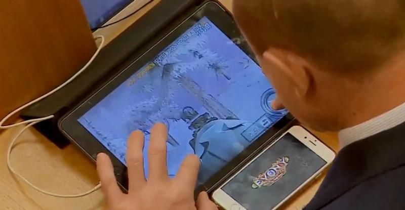 Російський депутат полює на косуль просто в залі для засідань Російський депутат полює на косуль просто в залі для засідань