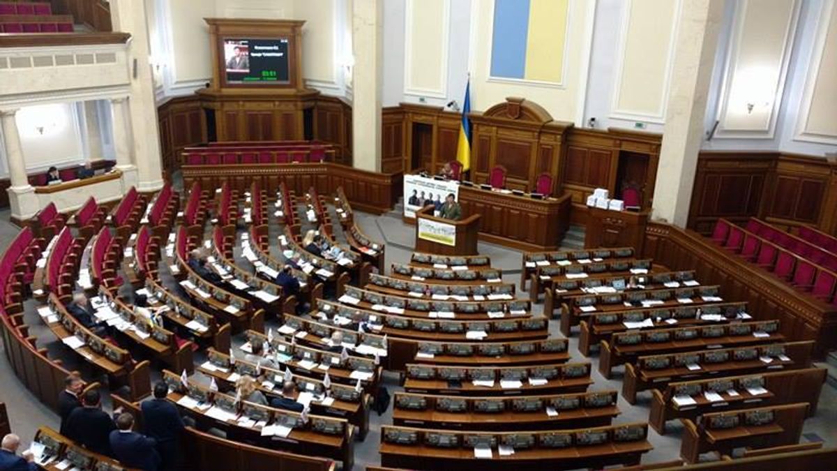 У них пятница: журналисты показали пустой зал Верховной Рады У них пятница: журналисты показали пустой зал Верховной Рады
