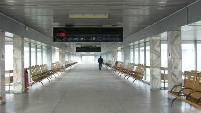 Порожні перони і покинуті вагони: як виглядає безлюдний вокзал Луганська Порожні перони і покинуті вагони: як виглядає безлюдний вокзал Луганська