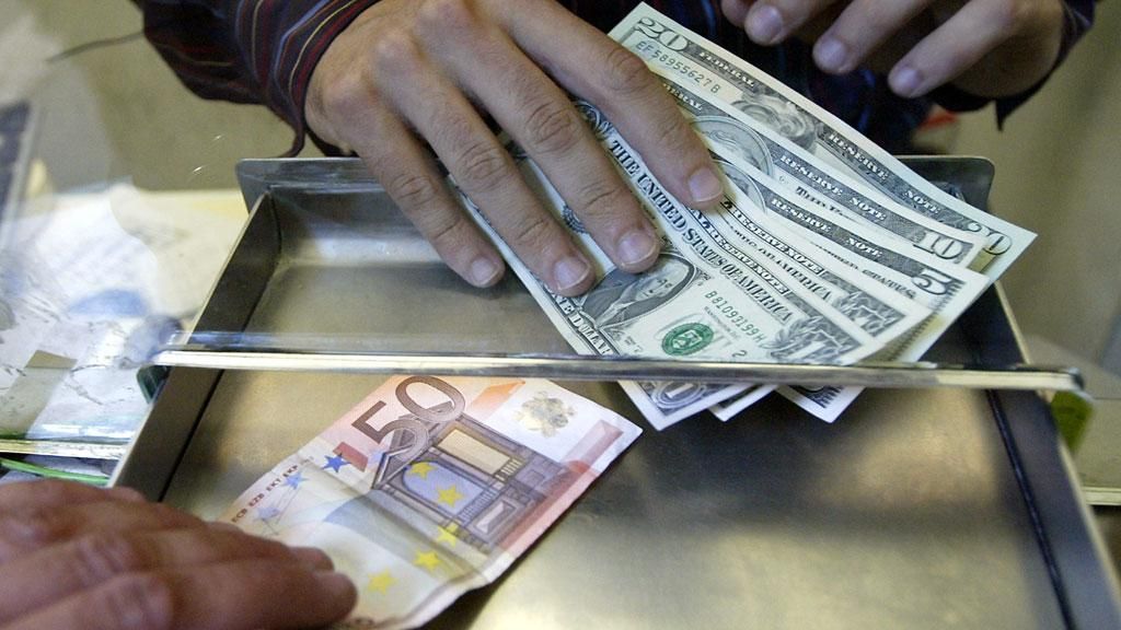 Наличный курс валют 21 октября: евро существенно потерял, доллар – почти без изменений Наличный курс валют 21 октября: евро существенно потерял, доллар – почти без изменений