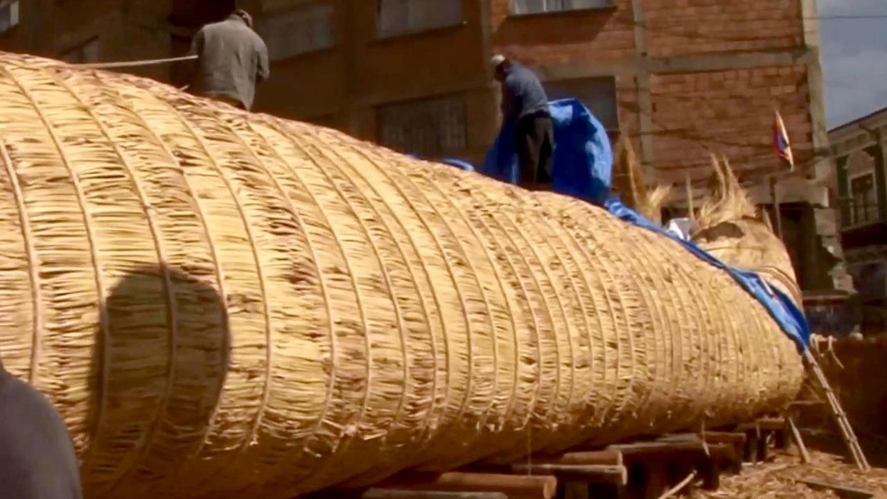 Мужчина отправляется в рискованное путешествие на судне из хрупкого материала Мужчина отправляется в рискованное путешествие на судне из хрупкого материала