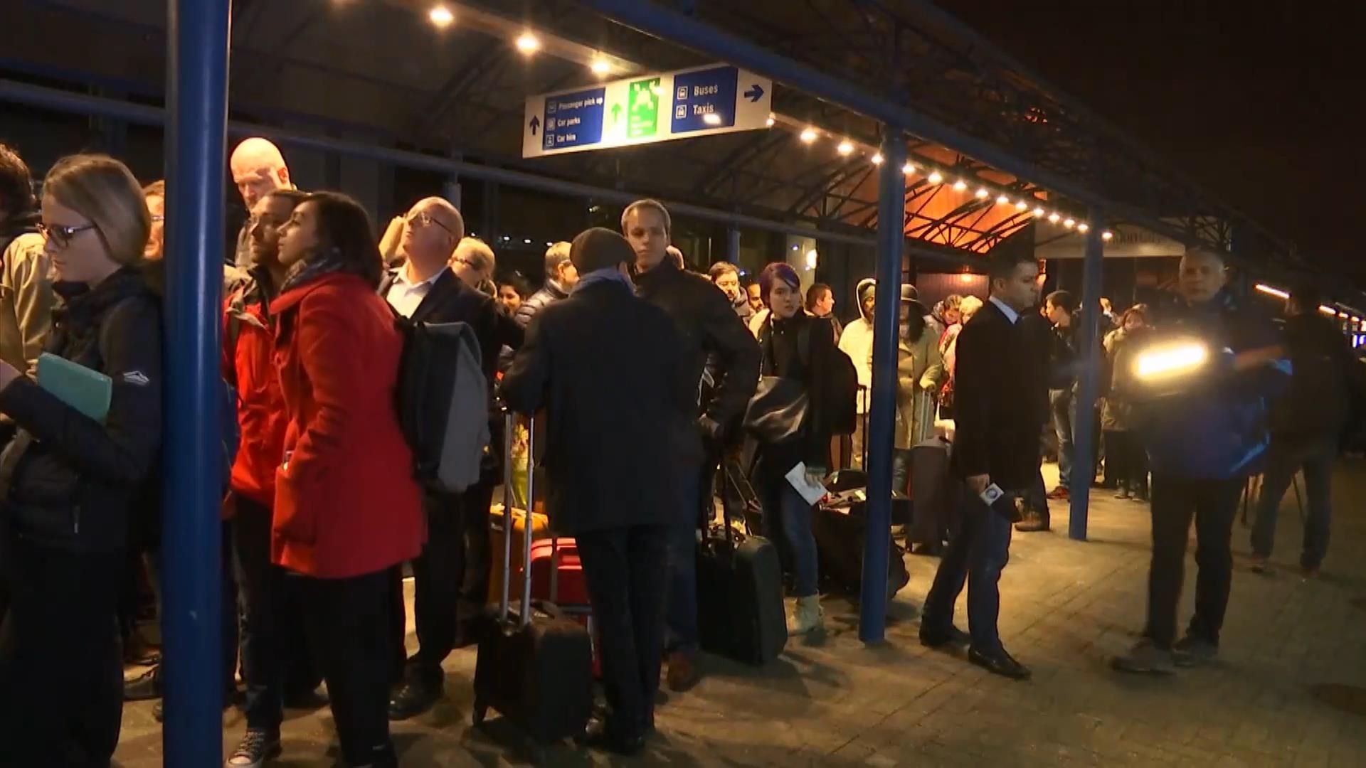 Лондонський аеропорт евакуювали через імовірну хімічну загрозу Лондонський аеропорт евакуювали через імовірну хімічну загрозу