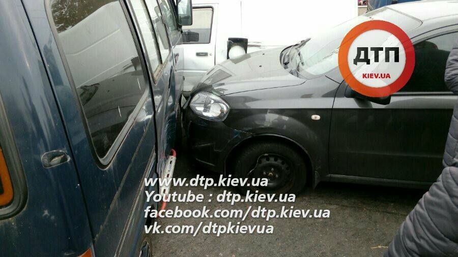 Масштабное ДТП в Киеве: водитель протаранил три авто