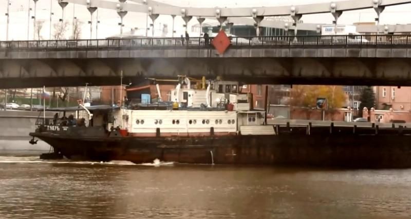 Волоцюги в Росії викрали баржу через "допитливість" Волоцюги в Росії викрали баржу через "допитливість"