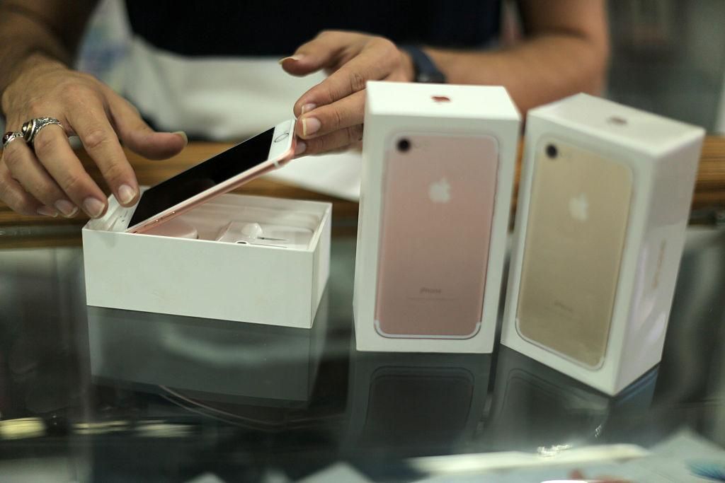 Два українці поміняли ім’я на Айфон Сім Два українці поміняли ім’я на Айфон Сім