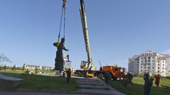 Как оккупированная власть Крыма сносит украинские и устанавливает советские памятники Как оккупированная власть Крыма сносит украинские и устанавливает советские памятники