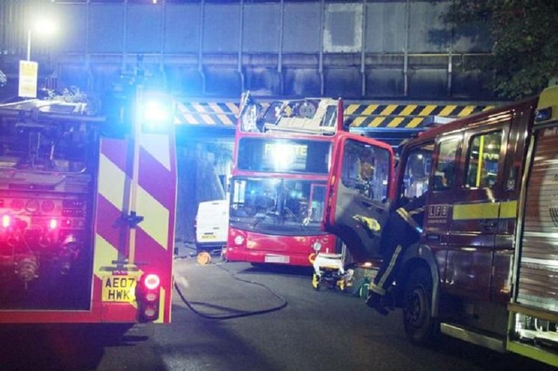 Двухэтажному автобусу в Лондоне "сорвало крышу", есть пострадавшие
