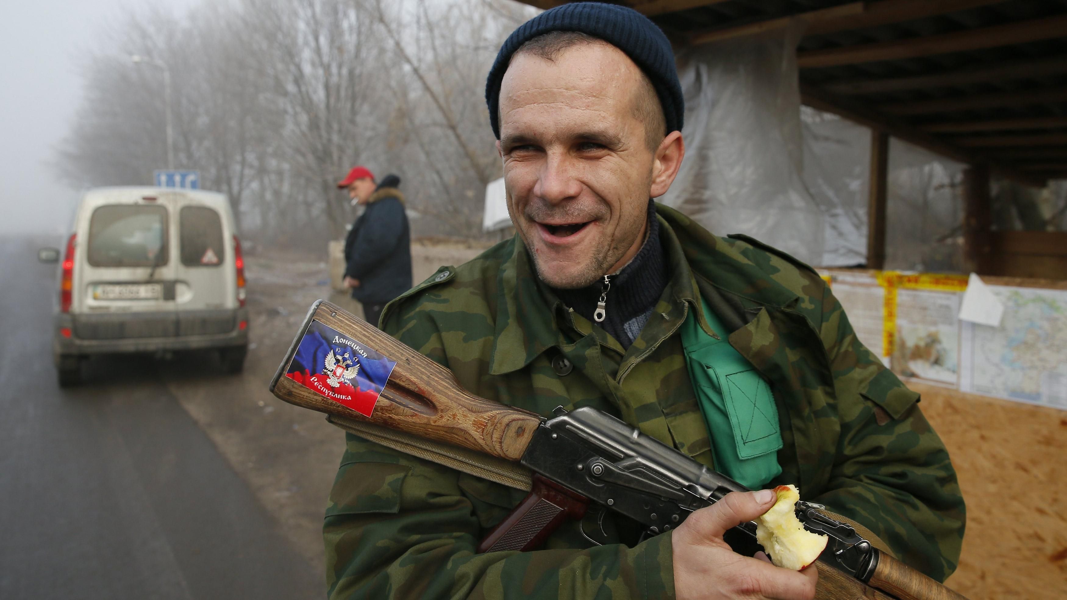 Террористы "ДНР" устроили свой "дьюти-фри" на границе