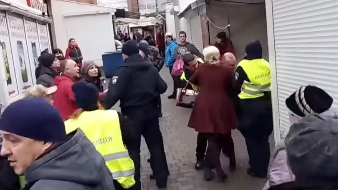 Бійка з поліцією, яка застосувала сльозогінний газ, сталася у Івано-Франківську Бійка з поліцією, яка застосувала сльозогінний газ, сталася у Івано-Франківську