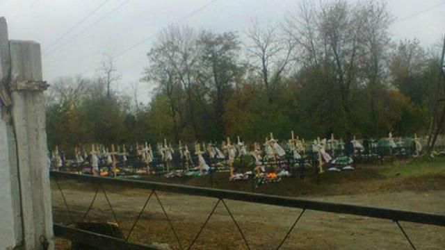 Бойовиків в окупованому Донецьку хоронять і вдень, і вночі Бойовиків в окупованому Донецьку хоронять і вдень, і вночі