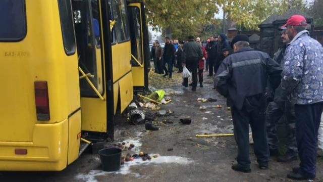 Маршрутка полная пассажиров влетела в дерево во Львове: опубликованы жуткие фото