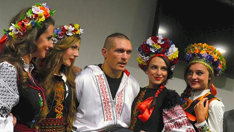 Усик похвастался очередной наградой от WBO