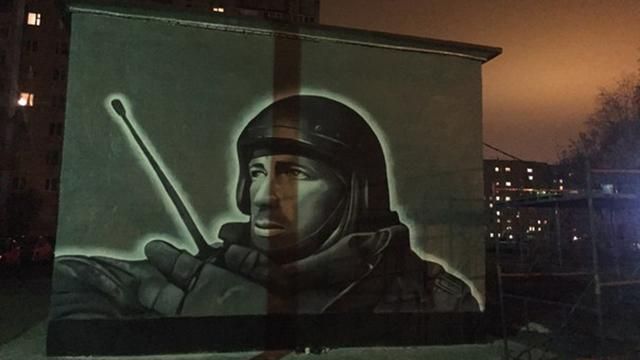 До зображення вбитого терориста "Мотороли" у Санкт-Петербурзі зносять квіти та свічки До зображення вбитого терориста "Мотороли" у Санкт-Петербурзі зносять квіти та свічки