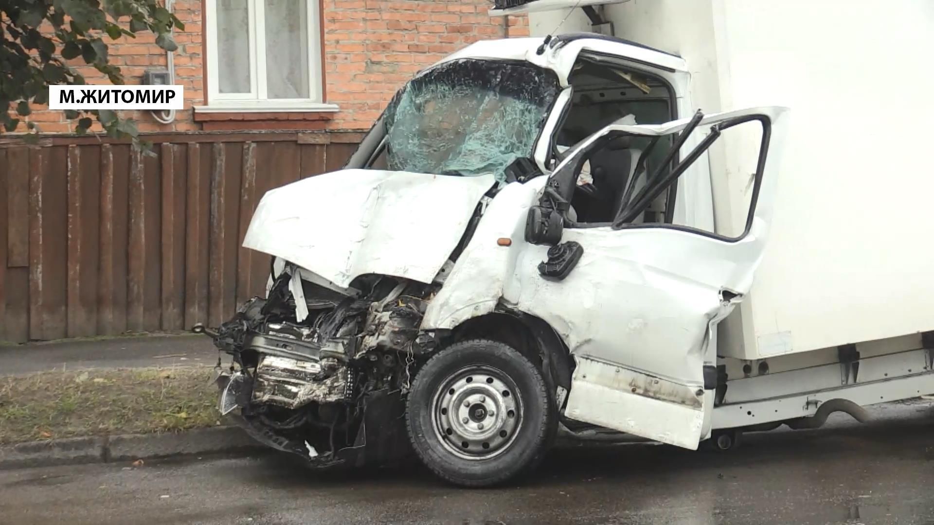 Смертельна ДТП у Житомирі: через вантажівку автобус мало не зніс житловий будинок