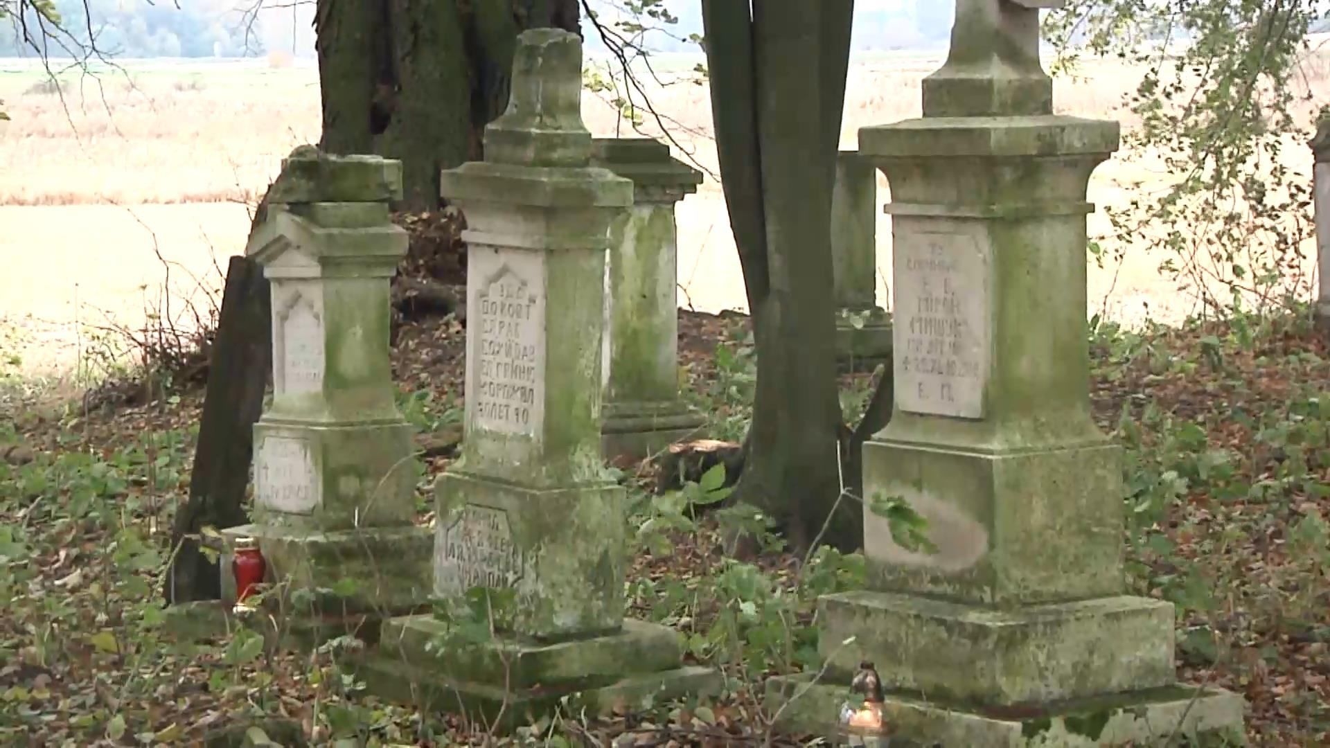 Волынские волонтеры упорядочивают украинские кладбища в Польше