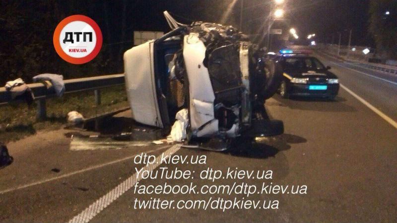 Жахлива ДТП під Києвом: 3 людей загинуло, 2 – в критичному стані (фото 18+) Жахлива ДТП під Києвом: 3 людей загинуло, 2 – в критичному стані (фото 18+)