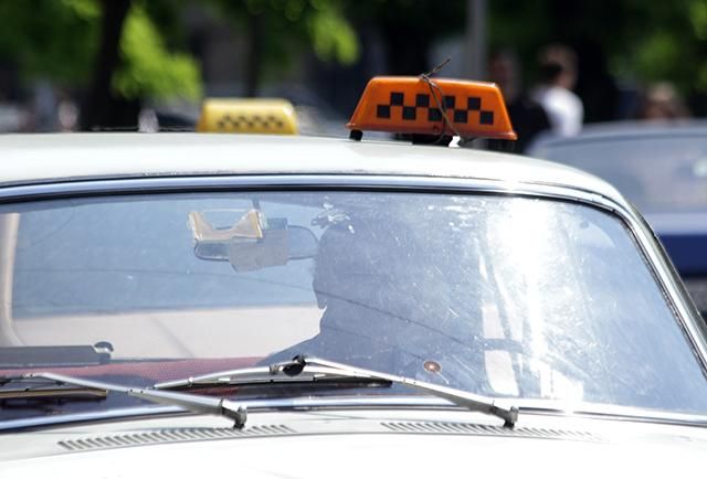 Таксист, який вдарив жінку з дитиною у Києві, був нелегальним, – профспілка