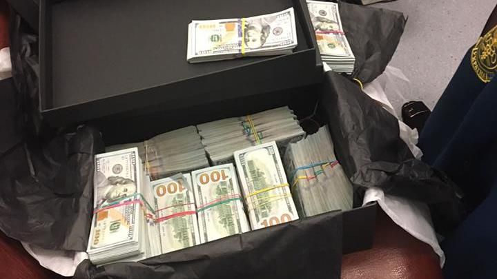 Итальянка пыталась вывезти из Украины 1 миллион долларов наличными Итальянка пыталась вывезти из Украины 1 миллион долларов наличными