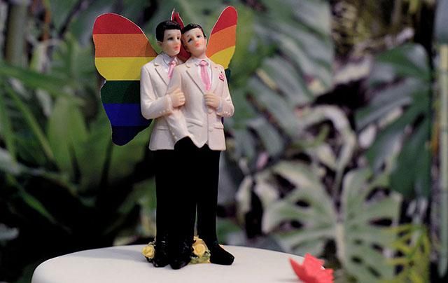 Пекарів оштрафували за відмову спекти торт з написом "Підтримаймо гей-шлюби" Пекарів оштрафували за відмову спекти торт з написом "Підтримаймо гей-шлюби"